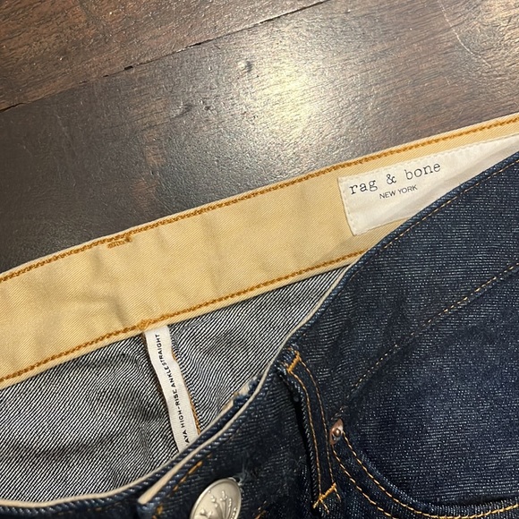 **NEW JEANS** - Picture 3 of 6
